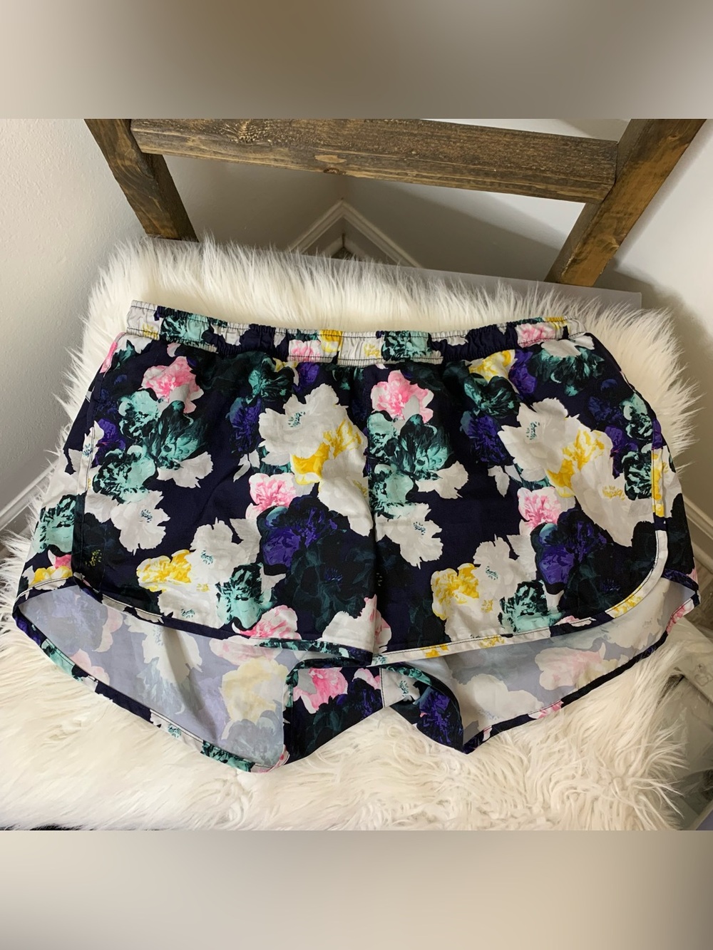 Old Navy Women's Navy Floral Athletic Shorts Size L